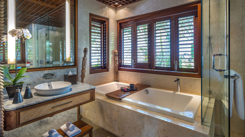Villa Windu Sari - Master ensuite with bathtub